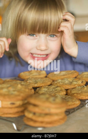 4 ans, fille de cookies aux pépites de chocolat, West Vancouver, C.-B. Banque D'Images