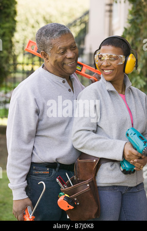 African American couple amélioration de l'habitat, en C.-B. Banque D'Images