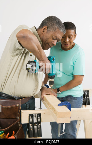 African American Couple Amélioration de l'habitat, en C.-B. Banque D'Images