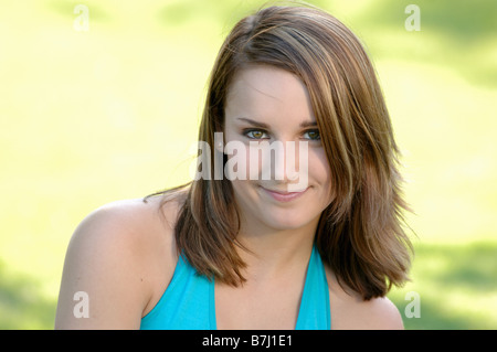 Teenage girl in park, Regina, Saskatchewan Banque D'Images