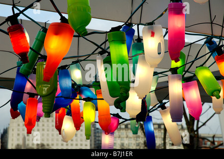 Lanternes colorées/bouteille recyclé les lumières à London's South Bank Banque D'Images