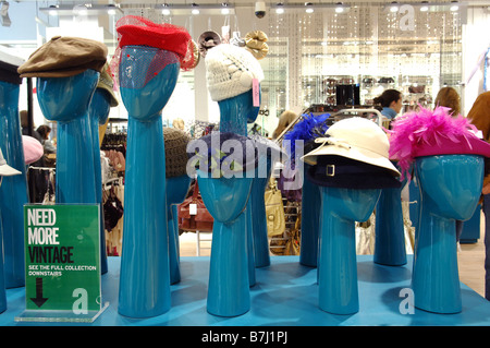 Un écran bleu de têtes de mannequins utilisés pour commercialiser et vendre des chapeaux vintage Banque D'Images