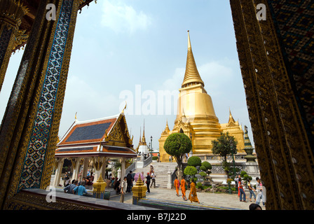 Le Phra Sri Rattana chedi doré - Wat Phra Kaew et le Grand Palais dans le centre de Bangkok en Thaïlande Banque D'Images