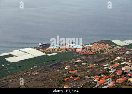 Le LITTORAL DE LA PALMA ET VILLAGE DE LAS INDIAS AU-DESSOUS DU VILLAGE DE FUENCALIENTE. Île des Canaries. Banque D'Images