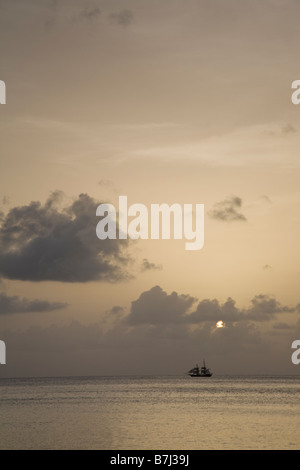 Le brig Unicorn (qui auraient été utilisés dans le film Pirates des Caraïbes) prend une croisière au coucher du soleil, St Lucie, West Indies. Banque D'Images