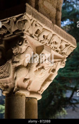 Détail d'un chapiteau dans le cloître de l'abbaye Saint Pierre de Moissac montrant l'histoire de St Martin de Tours, France. Banque D'Images