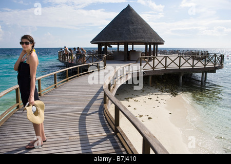 Plate-forme d'observation/bar en plein air au fil de l'eau sur l'île de Bandos aux Maldives Banque D'Images