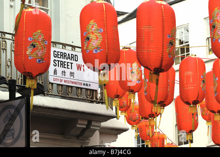 Gerrard Street sign et lampions rouges Banque D'Images