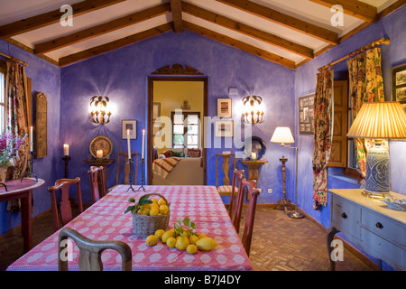 Repéré rose chiffon et lampes allumées en mauve style exceptionnellement salle à manger avec toit en pente et un mobilier ornementé Banque D'Images