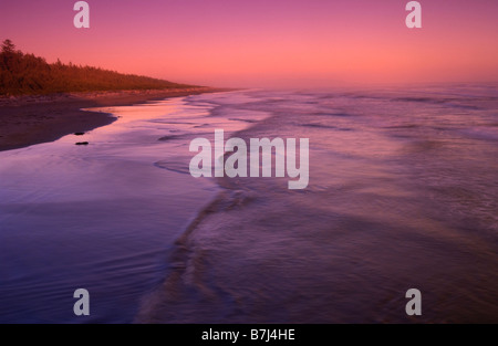 Approche des vagues de la plage au coucher du soleil, Long Beach, réserve de parc national Pacific Rim, Tofino, BC, Canada Banque D'Images