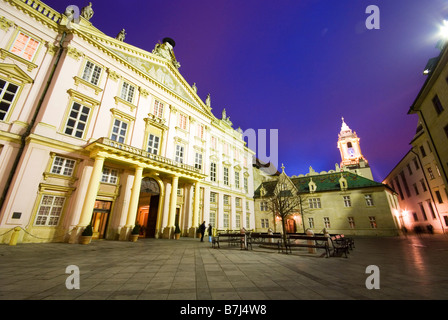 Le Primate's Palace (Primaciálny palác) sur Primaciálne square un palais néo classique rose en vieille ville, Bratislava, Slovaquie Banque D'Images