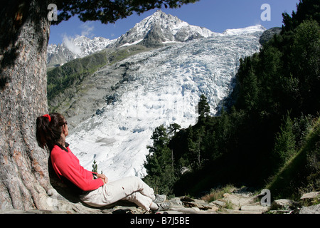 Les femmes en face de Glacier des Bossons et glacier (très sensible) Banque D'Images