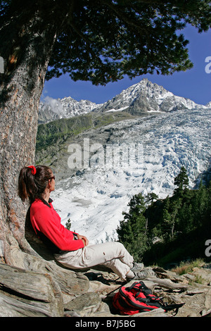 Les femmes en face de Glacier des Bossons et glacier (très sensible) Banque D'Images