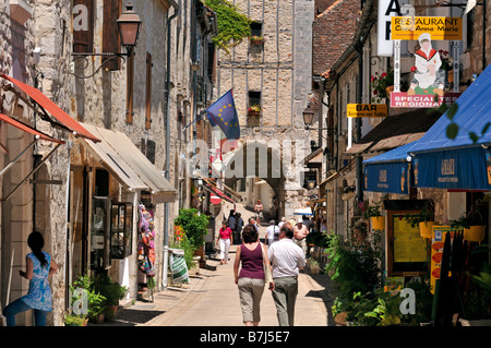 Les touristes à pied au cœur de la cité médiévale de Rocamadour Banque D'Images