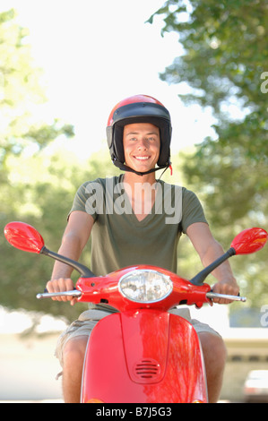 Woman driving red vespa, Regina, Saskatchewan Banque D'Images