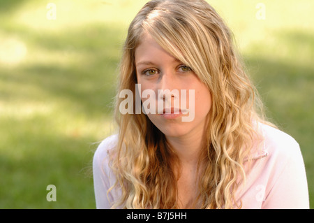 Portrait de jeune fille blonde sur l'herbe, Regina, Saskatchewan Banque D'Images