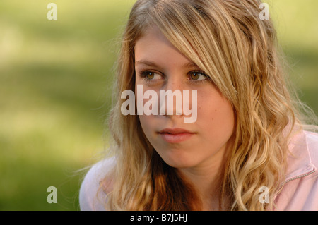 Portrait de jeune fille blonde sur l'herbe, Regina, Saskatchewan Banque D'Images