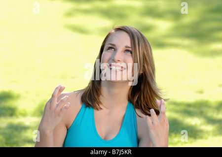 Teenage girl in park, Regina, Saskatchewan Banque D'Images