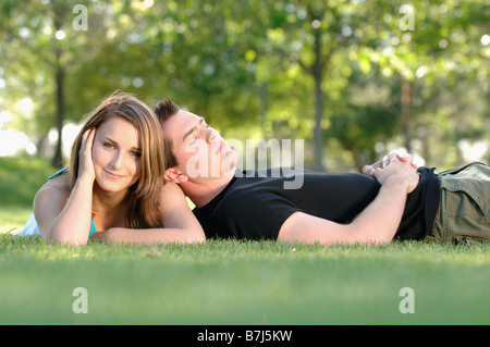 Les adolescents, garçons et filles dans l'herbe au parc, Regina, Saskatchewan Banque D'Images