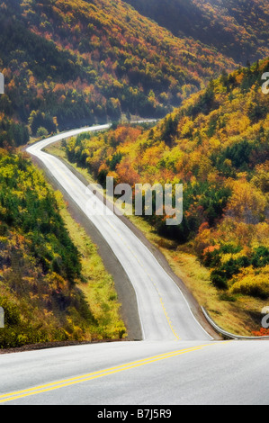 Cabot Trail serpente à travers des couleurs d'automne dans la région de Cape Breton Highlands National Park. Banque D'Images