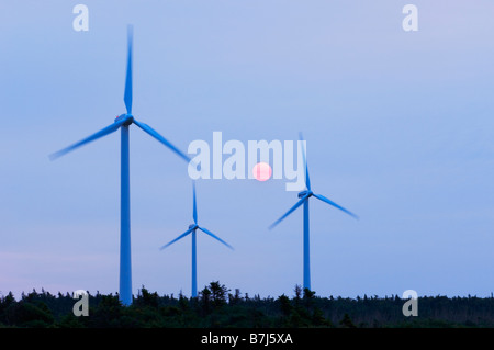 Le lever du soleil sur les éoliennes. Cap Nord, Î. Banque D'Images