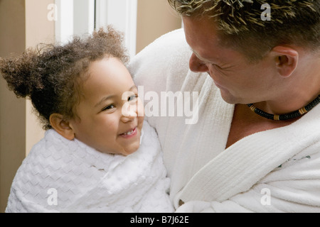 Portrait père snuggling avec ses 3 ans fille mulâtre. Banque D'Images
