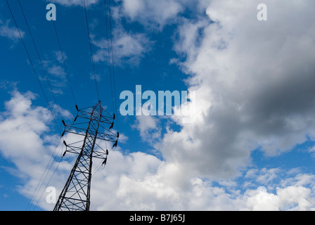 Les lignes électriques haute tension sur un jour nuageux, Victoria, C.-B. Banque D'Images