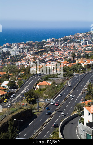 Dh Funchal Madeira maisons de ville et à deux voies avec la chaussée voitures vue de cable car Banque D'Images