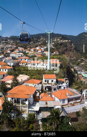 dh Cable car pod FUNCHAL MADEIRA au-dessus de maisons toits cablecar vue sur la télécabine depuis l'ascenseur Banque D'Images