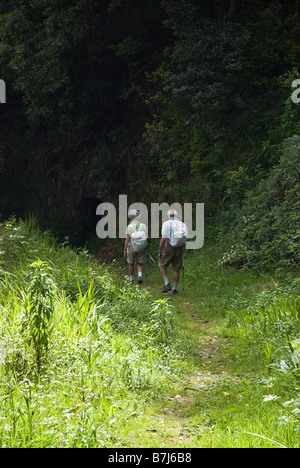 Madère PORTELA dh Tourist couple trekking dans chemin Hillside Banque D'Images