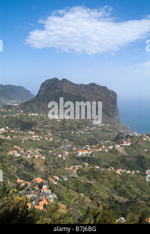 dh Eagle Rock PENHA DE AGUIA MADEIRA Eagle Rock au-dessus de la montagne de la vallée de Porto da Cruz Banque D'Images