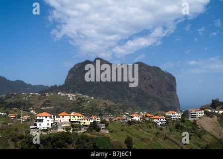 Dh Eagle Rock PENHA DE AGUIA MADEIRA Maisons sur la crête de la colline et Eagle Rock au-dessus de Porto da Cruz Banque D'Images