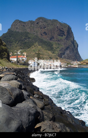 Dh Penha de Aguia PORTO DA CRUZ MADÈRE village d'Eagle Rock et seawaves se brisant sur la côte nord de rocky shore Banque D'Images