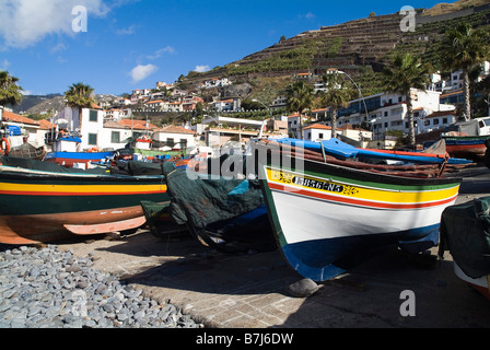 dh CAMARA DE LOBOS MADEIRA des bateaux de pêche colorés ont été pêchés sur le port de port de la cale Banque D'Images