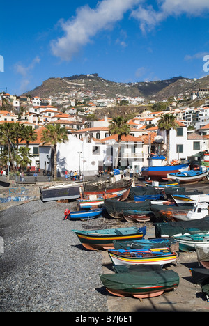 dh CAMARA DE LOBOS MADEIRA Bateaux de pêche beached front de mer port bateau port village Banque D'Images