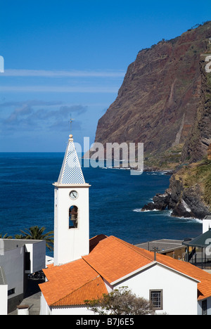 dh CAMARA DE LOBOS MADEIRA Village et Cabo Girao deuxième plus haut seacliff en Europe église côtière haute falaises chapelle Banque D'Images