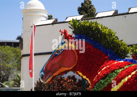 Dh Fête des fleurs à Madère Funchal cheval modèle décoré de fleurs carnation fraîche afficher Banque D'Images