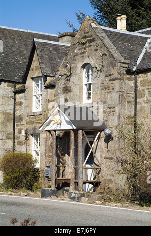 Dh Loch Tummel PERTHSHIRE STRATHTUMMEL logement d'hôtel entrée de l'édifice traditionnel avec des bois de cerf Banque D'Images