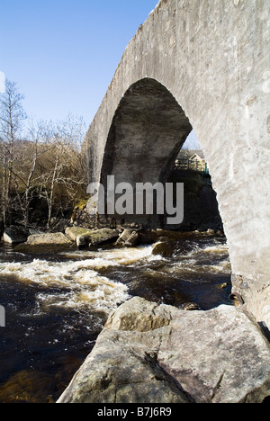 Dh Tummel PERTHSHIRE STRATHTUMMEL pont Général Wade route militaire pont sur la rivière Tummel arche unique stone Banque D'Images