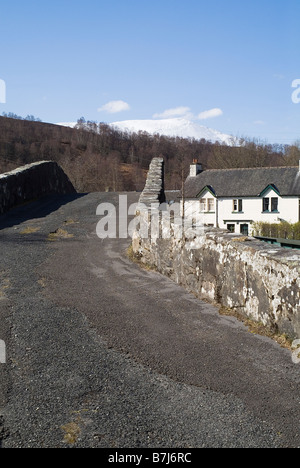 Dh Tummel PERTHSHIRE STRATHTUMMEL pont Général Wade route militaire pont sur la rivière Tummel Mont Station House Banque D'Images