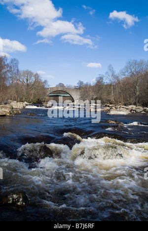 Dh Tummel PERTHSHIRE STRATHTUMMEL pont Général Wade route militaire pont sur la rivière Tummel Banque D'Images