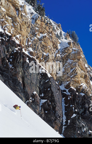 Jeune homme ski pente non suivies dans l'arrière-pays près d'Alta, Utah, USA Banque D'Images