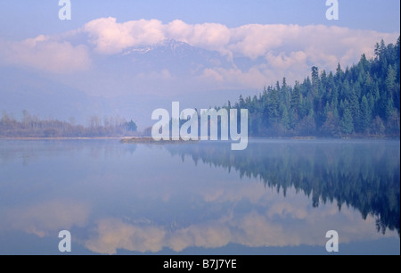 L'un Mile Lake, près de Pemberton, BC dans la brume matinale Banque D'Images