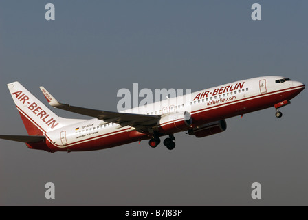 Air Berlin avion Boeing 737-800 le décollage de l'Aéroport International de Düsseldorf, Allemagne. Banque D'Images