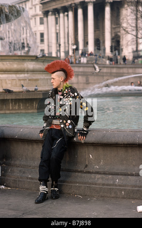 Garçon Punk du début des années 1980, s'élève face à Trafalgar Square Banque D'Images