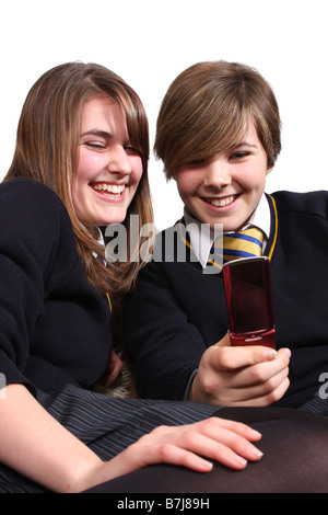 Les adolescentes des sms sur un téléphone mobile. Banque D'Images