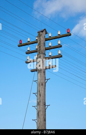 Poteau télégraphique contre le ciel bleu Banque D'Images