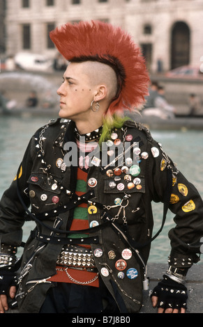 Garçon Punk du début des années 1980, s'élève face à Trafalgar Square Banque D'Images