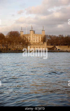 Tour de Londres à partir de la Tamise Banque D'Images