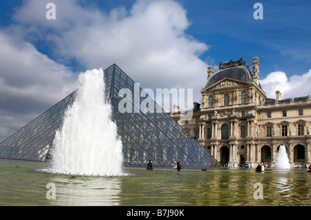 Musée du Louvre, la Pyramide de l'architecte Leoh Ming Pei, Paris, France, Europe Banque D'Images